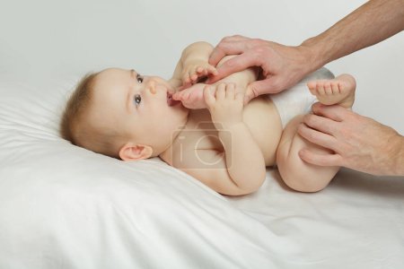 Téléchargez les photos : Nouveau-né dans les mains de son père à la maison - en image libre de droit
