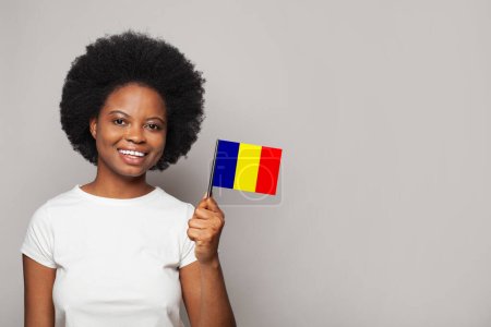 Foto de Mujer rumana con bandera de Rumanía Concepto de educación, empresa, ciudadanía y patriotismo - Imagen libre de derechos