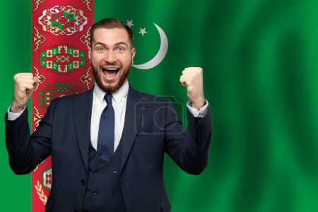 Téléchargez les photos : Turkménistan homme d'affaires heureux sur le fond du drapeau du Turkménistan Business, éducation, diplôme et concept de citoyenneté - en image libre de droit