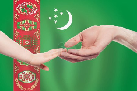 Téléchargez les photos : Turkménistanaise bébé et parents mains sur le fond du drapeau du Turkménistan Aide, aide, soutien, concept de charité - en image libre de droit