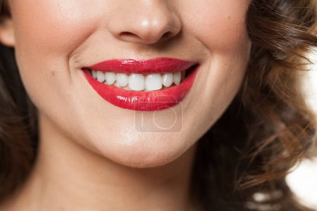 Téléchargez les photos : Beau sourire féminin avec dents blanches et lèvres rouges gros plan portrait de beauté - en image libre de droit