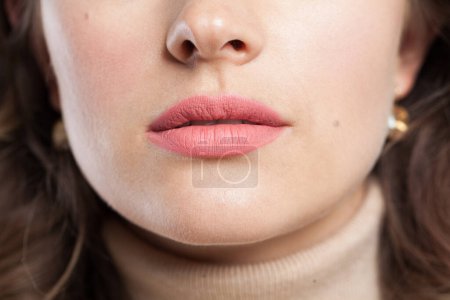 Téléchargez les photos : Lèvres féminines roses, gros plan portrait de beauté - en image libre de droit