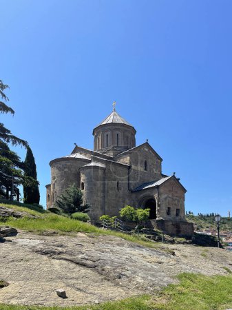 La hermosa Virgen María Asunción Iglesia de Metekhi en Tiflis en el fondo del cielo azul