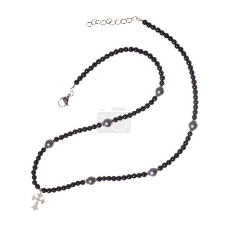 Collier long collier noir gothique avec pendentif croix isolé sur fond blanc