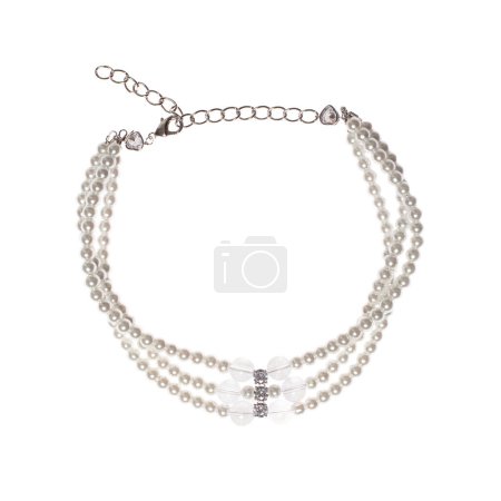Weiße Halskette mit Perlen auf weißem Hintergrund