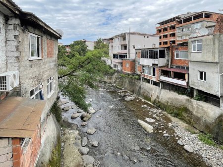 Paysage urbain de Turquie. Kemalpasha ville et rivière près de Sarp