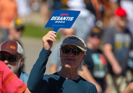 Foto de Des Moines, Iowa, EE.UU. - 12 de agosto de 2023: Un partidario del gobernador de Florida Ron DeSantis sostiene un cartel en la feria estatal de Iowa en Des Moines, Iowa, Estados Unidos. - Imagen libre de derechos