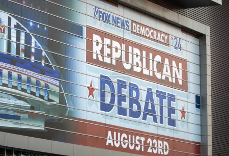 Foto de Milwaukee, Wisconsin, Estados Unidos - 23 de agosto de 2023: Un cartel que promueve el primer debate presidencial republicano de 2024. - Imagen libre de derechos