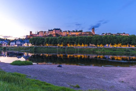 Chinon liegt im Herzen des Val de Loire, Frankreich. Bekannt für seine Weine sowie sein Schloss, das Chateau de Chinon und die historische Stadt. Chinon spielte im Mittelalter eine wichtige und strategische Rolle