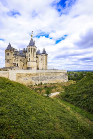 Hermoso Castillo Saumur, Francia, situado en el río Loira bajo un hermoso paisaje nublado soleado durante el día.