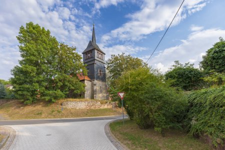 Téléchargez les photos : Wollersleben, Thuringen, Allemagne, vue sur le vieux village. Ruelle étroite, ancienne architecture et église - en image libre de droit