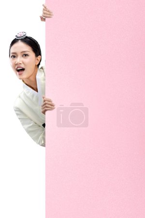 Foto de Mujer asiática vestida con un traje nacional coreano tradicional, Hanbok, de pie mientras sostiene papel vacío para espacio de copia aislado sobre fondo blanco - Imagen libre de derechos