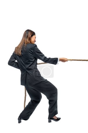 Foto de Asiática mujer de negocios tirando cuerda aislado sobre blanco fondo - Imagen libre de derechos