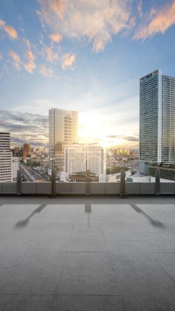 Téléchargez les photos : Vue sur la terrasse avec des paysages urbains modernes et fond bleu ciel - en image libre de droit