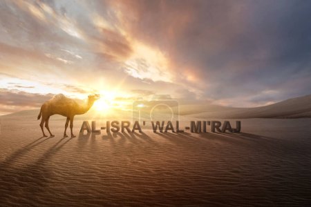 Téléchargez les photos : Chameau traversant le désert avec Isra Miraj texte et coucher de soleil fond ciel - en image libre de droit