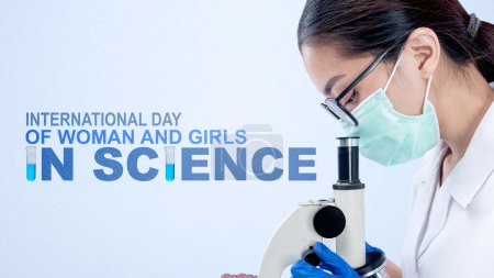 Téléchargez les photos : Les scientifiques asiatiques utilisent des microscopes avec un fond coloré. Journée internationale des femmes et des filles en science - en image libre de droit