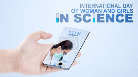 Téléchargez les photos : Des mains humaines tenant des téléphones portables avec un écran de scientifiques asiatiques utilisant des microscopes avec un fond coloré. Journée internationale des femmes et des filles en science - en image libre de droit
