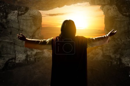Foto de Vista trasera de las manos levantadas de Jesucristo y orando a Dios con un fondo de cielo al atardecer - Imagen libre de derechos