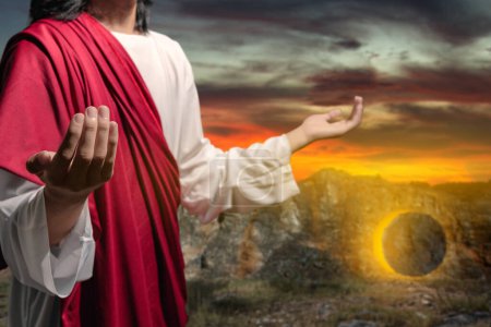 Téléchargez les photos : Les mains levées de Jésus Christ et priant Dieu avec un fond de ciel dramatique - en image libre de droit