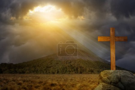 Croix chrétienne sur le terrain avec coucher de soleil ciel arrière-plan
