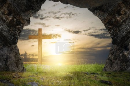 Croix chrétienne sur le terrain avec coucher de soleil ciel arrière-plan