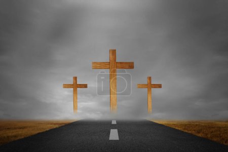 Téléchargez les photos : Croix chrétienne dans la rue avec un fond de ciel dramatique - en image libre de droit