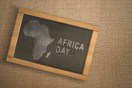 Afrika-Tagestext und Afrika-Karten mit farbigem Hintergrund. Afrika-Tag-Konzept