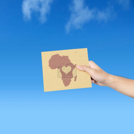 Foto de África mapea con corazones sobre un fondo coloreado. África concepto de día - Imagen libre de derechos