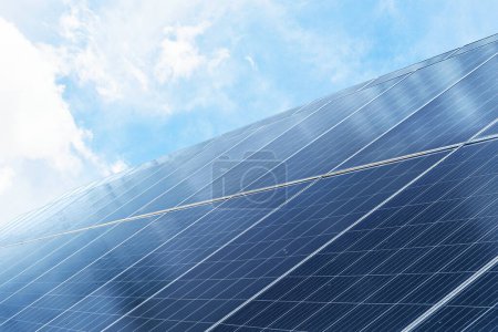 Foto de Paneles de células solares con un fondo de cielo. Fuente de electricidad alternativa - Imagen libre de derechos