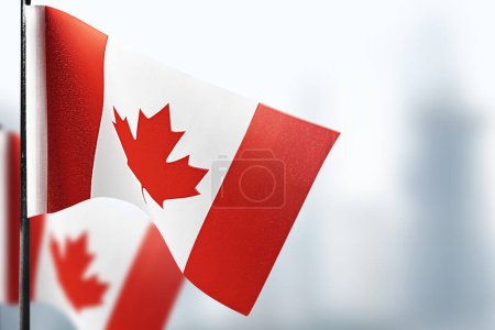 Banderas nacionales de Canadá sobre fondo borroso