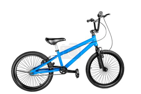 Vélo BMX bleu isolé sur fond blanc