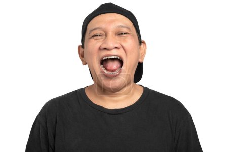 Téléchargez les photos : Portrait d'un Asiatique au visage riant isolé sur fond blanc. Concept de visage de mème - en image libre de droit
