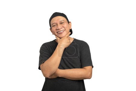 Téléchargez les photos : Portrait d'un homme asiatique avec une expression faciale sourire isolé sur fond blanc. Concept de visage de mème - en image libre de droit