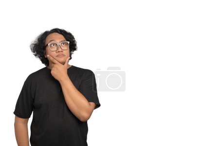 Téléchargez les photos : Portrait d'un homme asiatique avec une expression faciale réfléchie isolée sur fond blanc. Concept de visage de mème - en image libre de droit