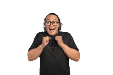 Téléchargez les photos : Portrait d'un homme asiatique avec une expression faciale heureuse isolé sur fond blanc. Concept de visage de mème - en image libre de droit