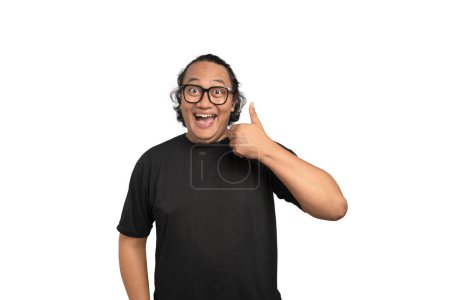 Téléchargez les photos : Portrait d'un homme asiatique avec une expression pouce vers le haut isolé sur fond blanc. Concept de visage de mème - en image libre de droit