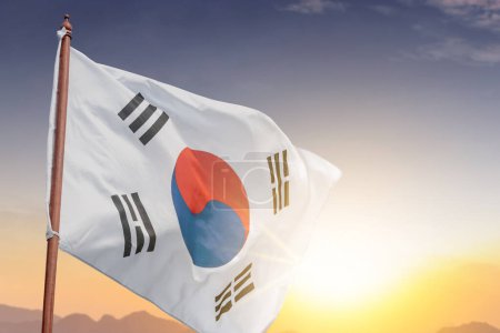 Foto de Bandera coreana ondeando en el cielo. Concepto del Día de la Liberación Nacional de Corea - Imagen libre de derechos