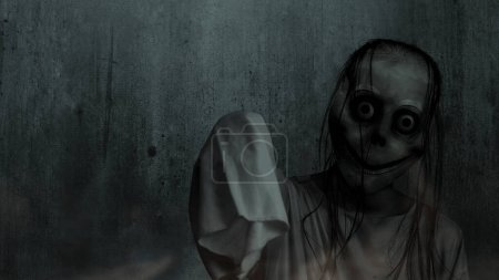 Momo effrayant debout dans le fond sombre. Visage effrayant pour Halloween. Concept Halloween
