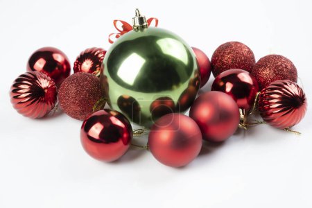Une boule de Noël rouge et verte sur fond blanc. Concept de décoration de Noël