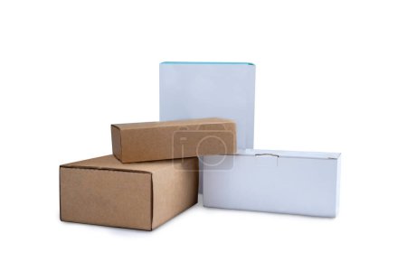 Foto de Caja de cartón aislada sobre fondo blanco - Imagen libre de derechos