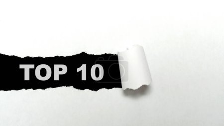 Papier déchiré avec le texte du top 10 sur un fond noir. Concept d'entreprise