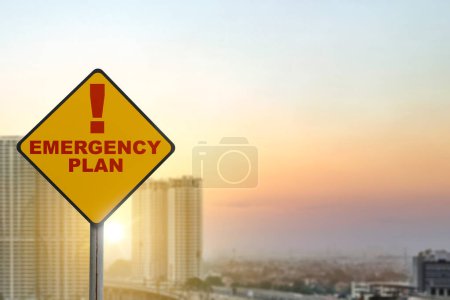 Téléchargez les photos : Panneau de signalisation avec texte "Plan d'urgence". Concept de plan d'action d'urgence - en image libre de droit
