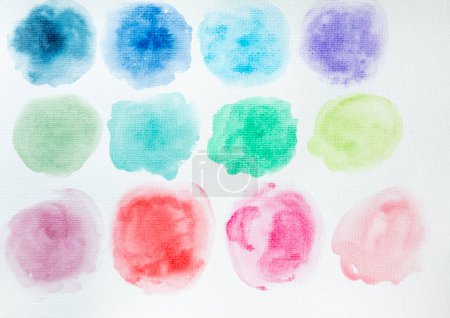 Téléchargez les photos : Peintures abstraites à l'aquarelle colorées sur toile blanche. Aquarelle fond - en image libre de droit