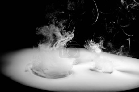 Foto de Humo blanco remolino sobre un fondo oscuro. Fondo abstracto - Imagen libre de derechos