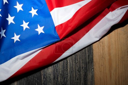 Foto de Vista de cerca de la bandera estadounidense sobre un fondo de madera. Concepto del 4 de julio - Imagen libre de derechos