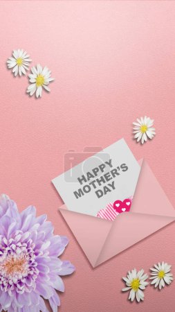 Foto de Carta con el texto del Día de la Madre sobre un fondo rosa. Concepto del día de las madres - Imagen libre de derechos