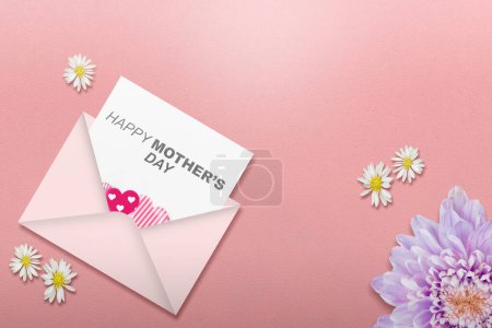 Téléchargez les photos : Lettre avec texte de Bonne Fête des Mères sur fond rose. Concept de fête des mères - en image libre de droit