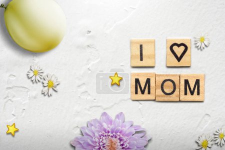 Téléchargez les photos : Cubes en bois avec I Love Mom texte sur un fond blanc. Concept de fête des mères - en image libre de droit