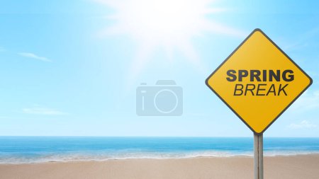 Téléchargez les photos : Poteau de signalisation jaune avec texte Spring Break sur la plage. Concept de vacances de printemps - en image libre de droit