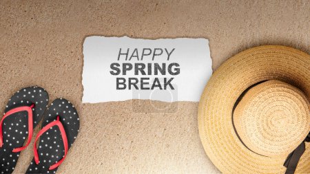 Zapatilla con sombrero de playa y papel con texto de Spring Break en la playa de arena. Concepto de vacaciones
